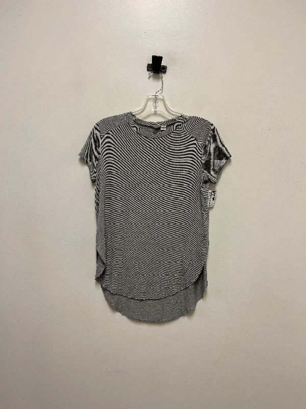 women's tops for those who want to create outfits that reflect their personal style and sense of fashionTop Short Sleeve By Melrose And Market In Grey, Size: Xs