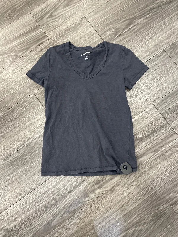 women's tops for those who want to add a touch of elegance and sophistication to their everyday wearTop Short Sleeve By Universal Thread In Grey, Size: Xs